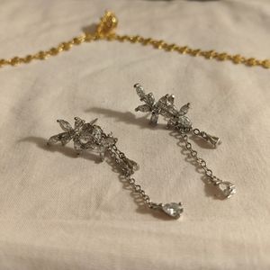 Floral like dangling earrings